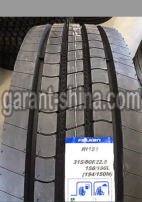 Falken RI-151 (руль/прицеп) 315/80 R22.5 156/150L 18PR - Фото протектора с этикеткой вблизи